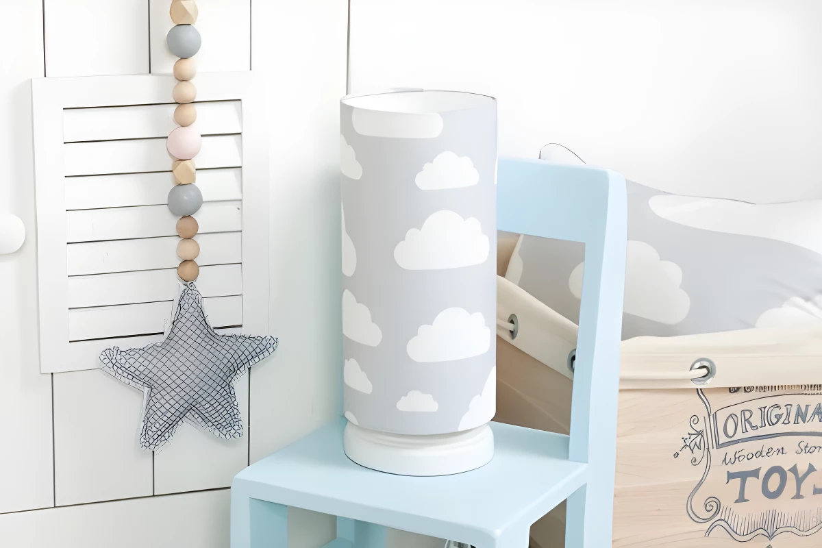 Szara lampka nocna Chmurki Grey - abażur w białe chmurki