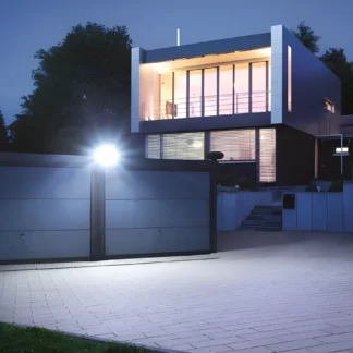 Naświetlacz XLED Home 2 jako oświetlenie podwórka