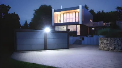 Naświetlacz XLED Home 2 jako oświetlenie podwórka