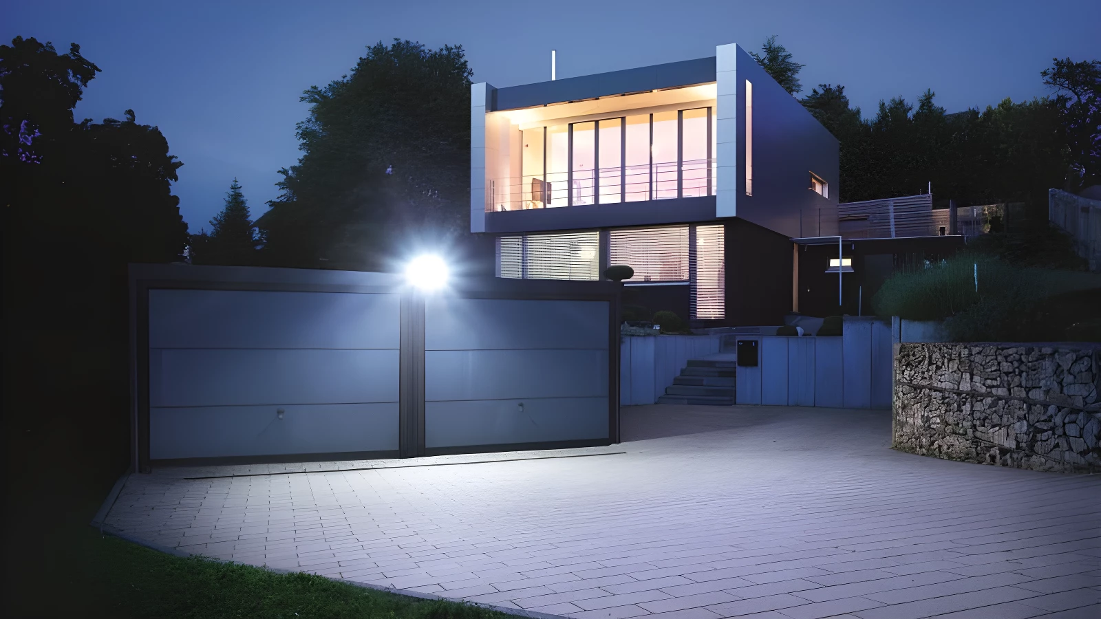 Naświetlacz XLED Home 2 jako oświetlenie podwórka