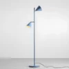 Lampa podłogowa Form w kolorze niebieskim z dwoma regulowanymi stożkowymi kloszami