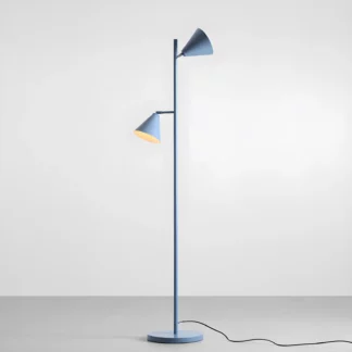 Lampa podłogowa Form w kolorze niebieskim z dwoma regulowanymi stożkowymi kloszami