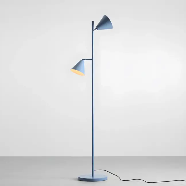Lampa podłogowa Form w kolorze niebieskim z dwoma regulowanymi stożkowymi kloszami