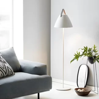 Nowoczesna lampa stojąca Strap - Nordlux - DFTP - biały klosz, skórzany pasek