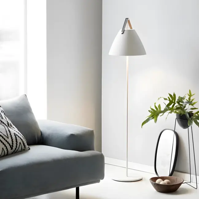 Nowoczesna lampa stojąca Strap - Nordlux - DFTP - biały klosz, skórzany pasek
