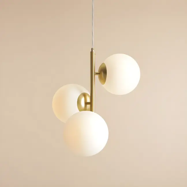 Lampa wisząca Fin M w kolorze złotym z trzema kulistymi kloszami