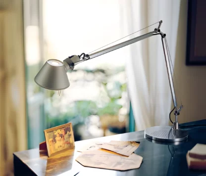 Lampa biurkowa Tolomeo - srebrna lampa do biura