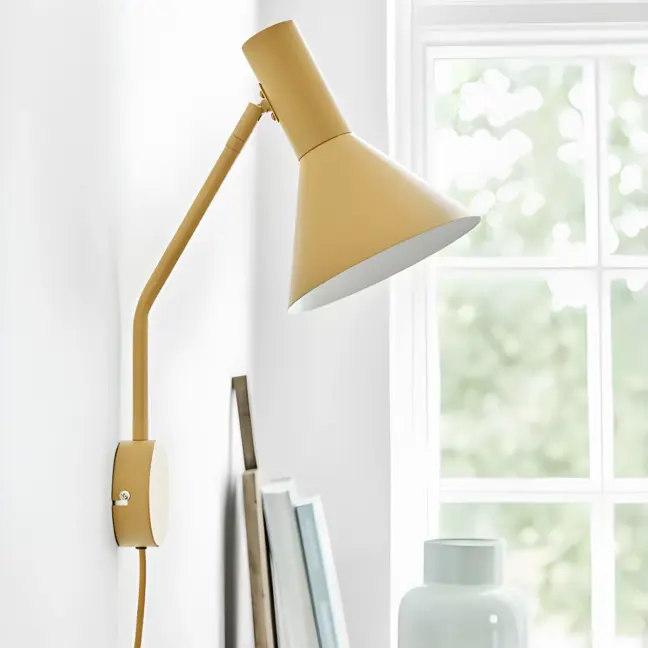 Złoty kinkiet Lyss - do sypialni lub biura i pracowni