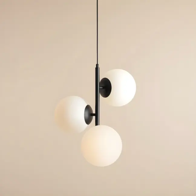 Lampa wisząca Fin M w kolorze czarnym z trzema kulistymi kloszami