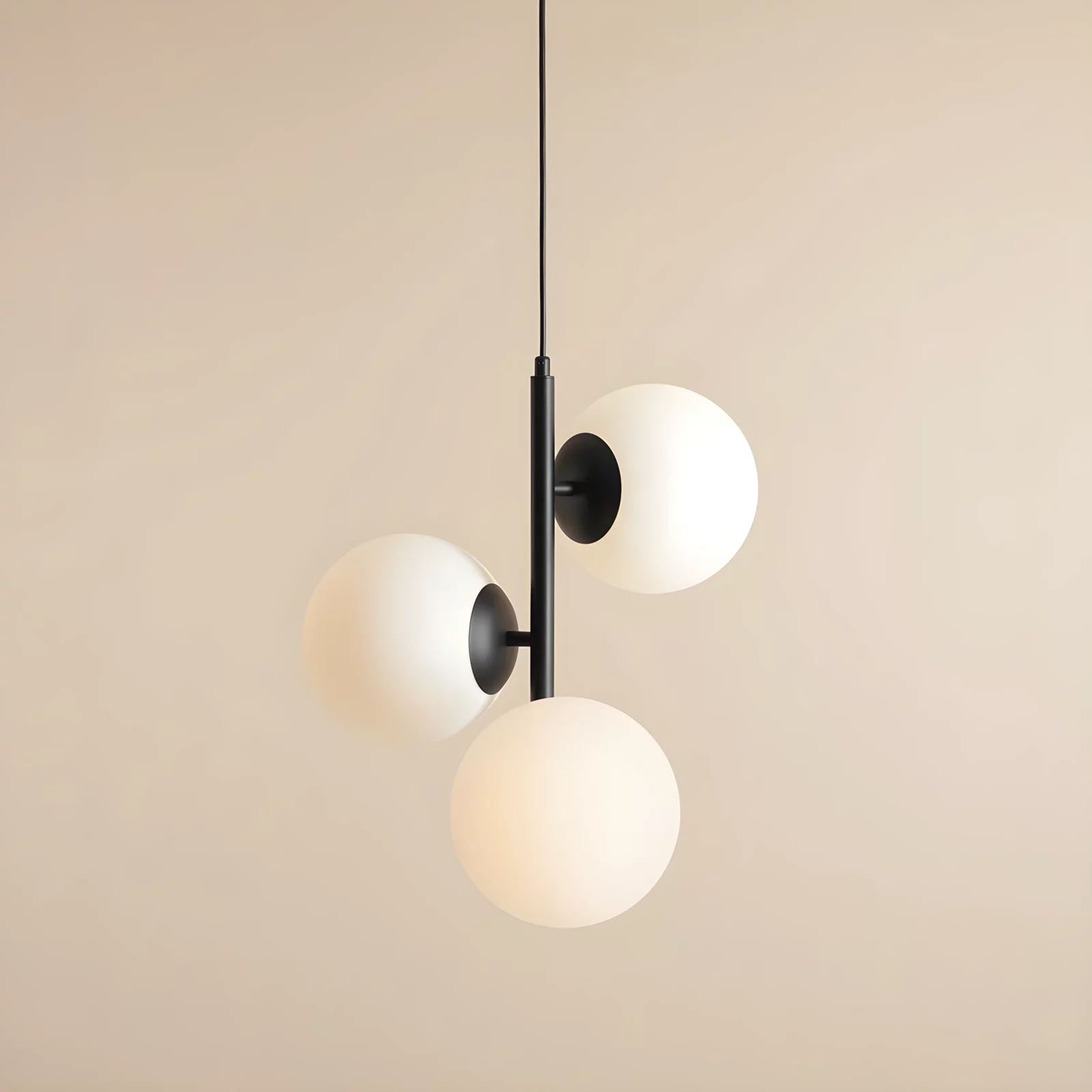 Lampa wisząca Fin M w kolorze czarnym z trzema kulistymi kloszami