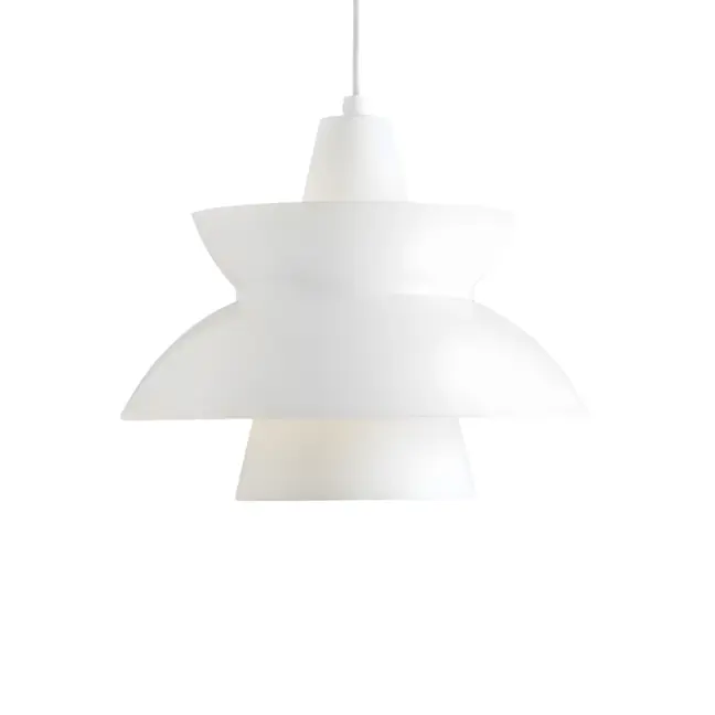 Wisząca lampa Doo-Wop w białym kolorze od Louis Poulsen z metalowym kloszem