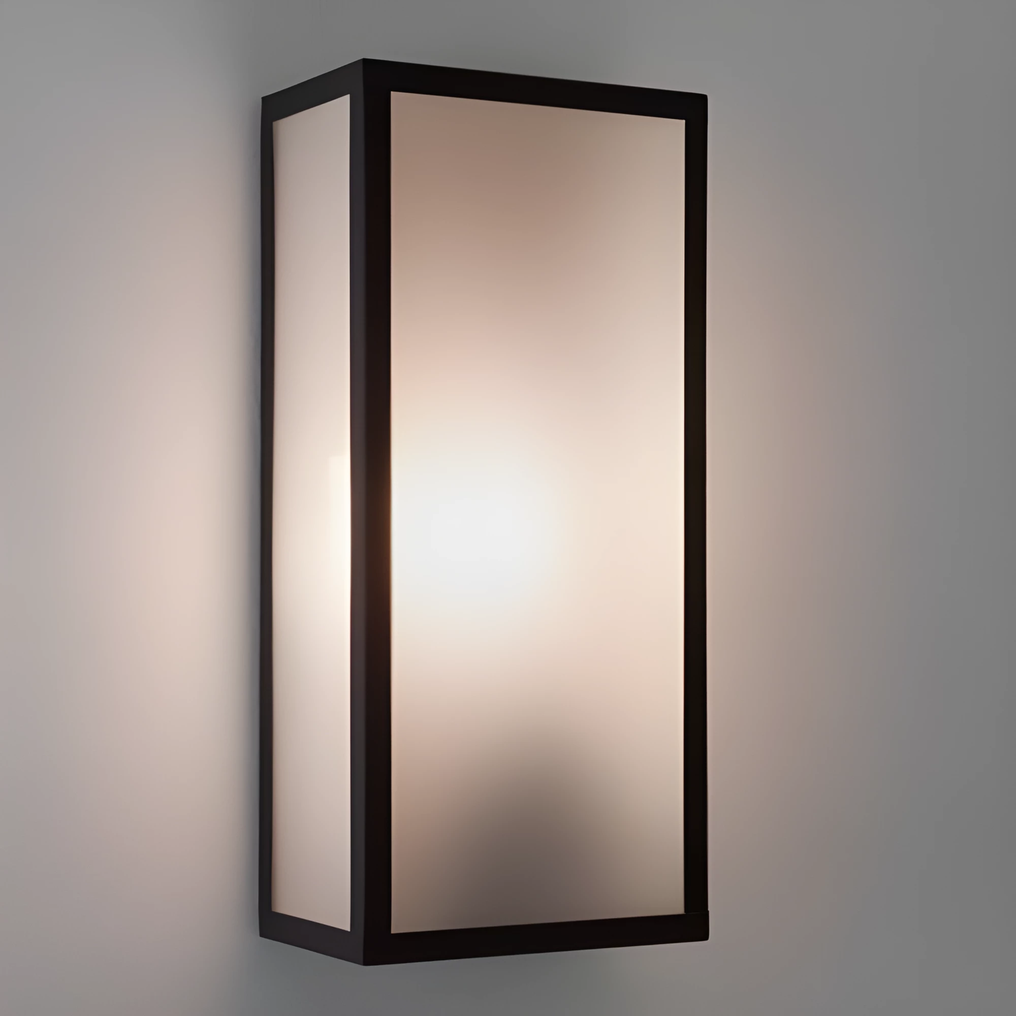 Podłużny kinkiet Messina Sensor z czarną oprawą, mlecznym kloszem i czujnikiem ruchu o klasie szczelności IP44