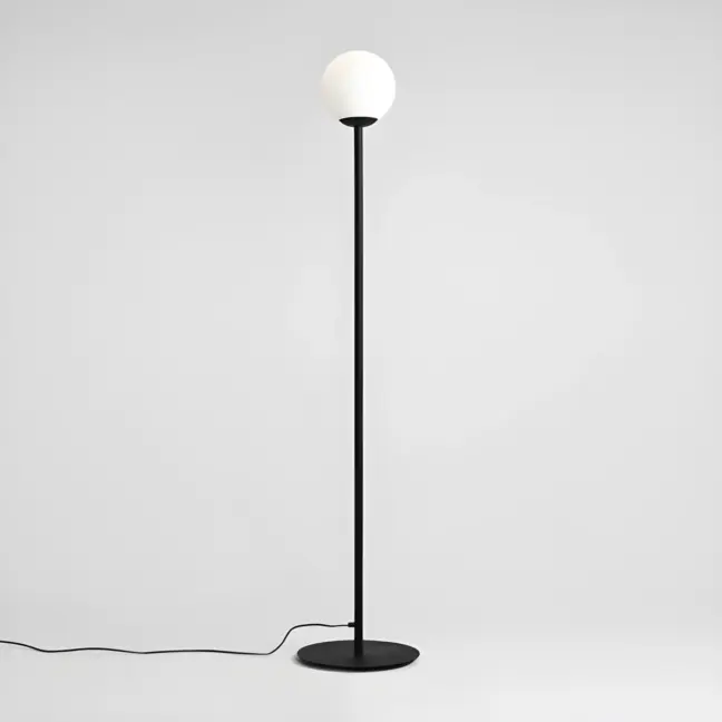 Czarna podłogowa lampa Pinne ze szklanym kloszem