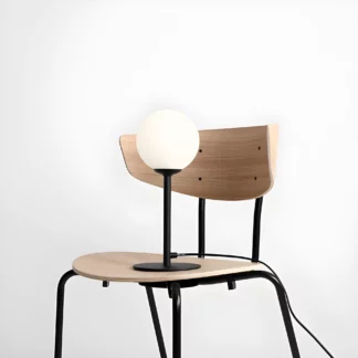 Metalowa lampa stołowa Pinne z kloszem w kształcie szklanej kuli