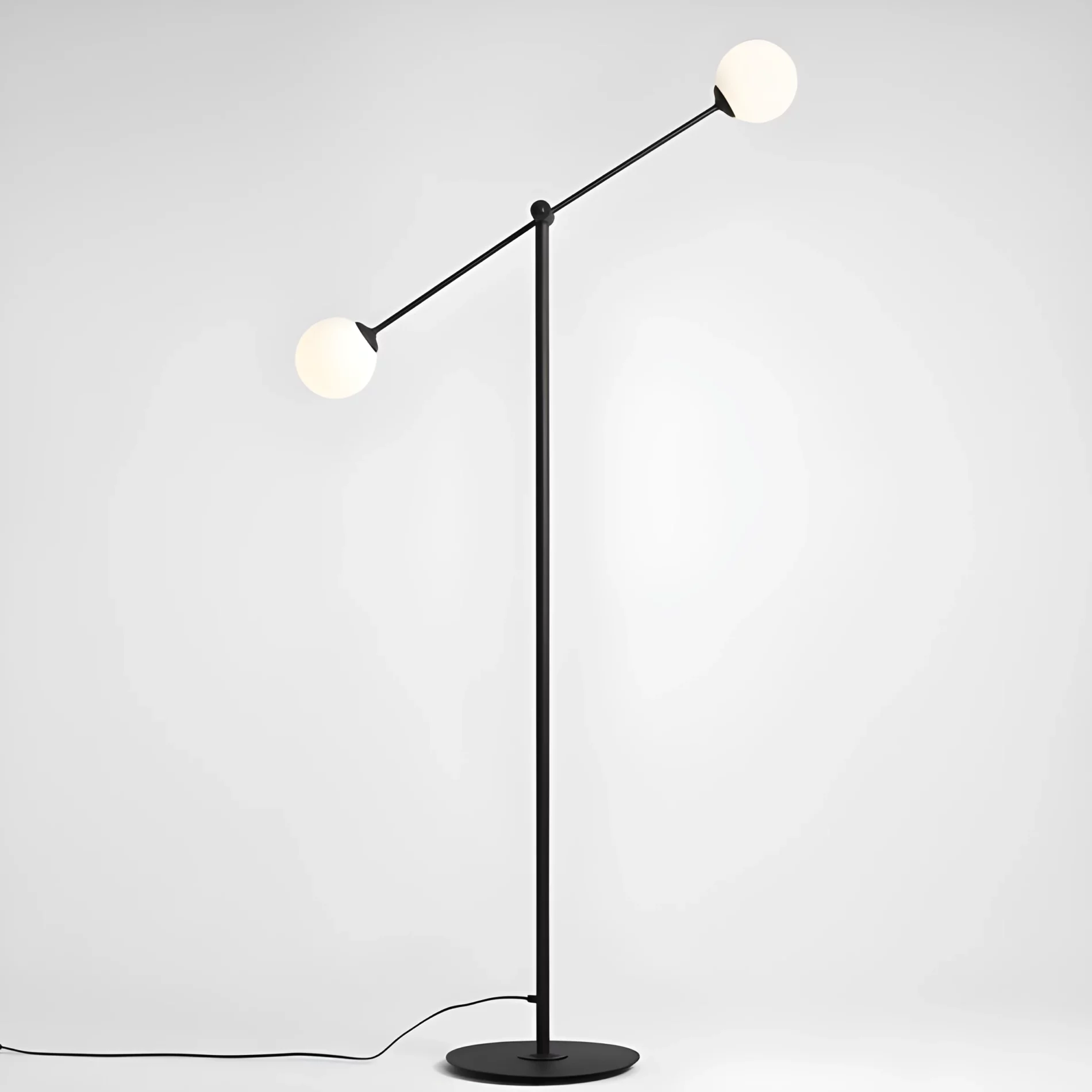 Czarna lampa podłogowa Ohio z białymi kloszami