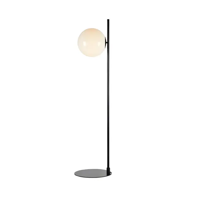 Czarna podłogowa lampa Dione z mlecznym kloszem w kształcie kuli