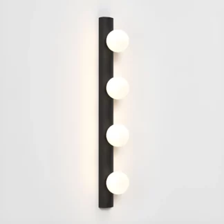 Czarny kinkiet Cabaret 4 z mlecznymi kulami i klasą ochrony IP44