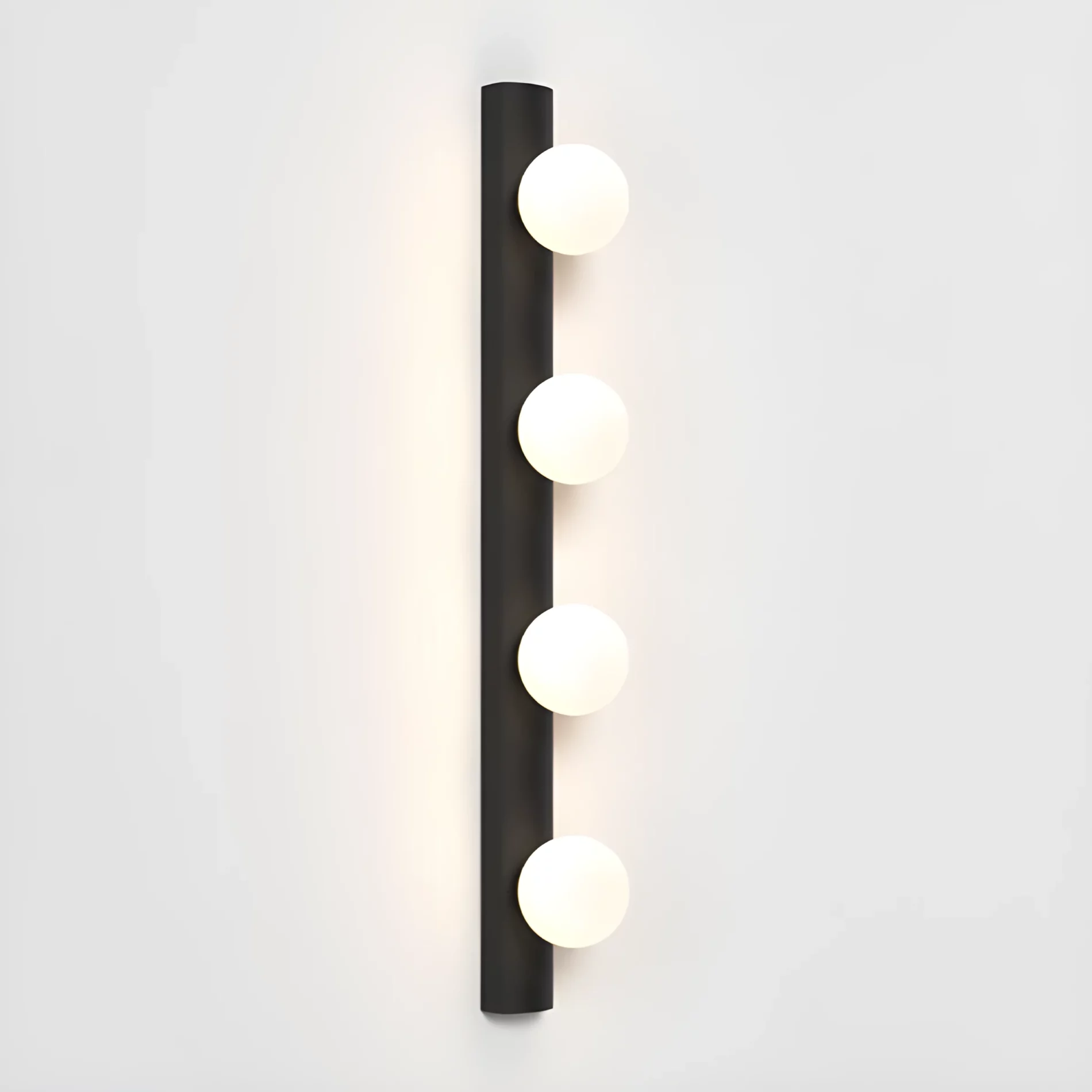 Czarny kinkiet Cabaret 4 z mlecznymi kulami i klasą ochrony IP44