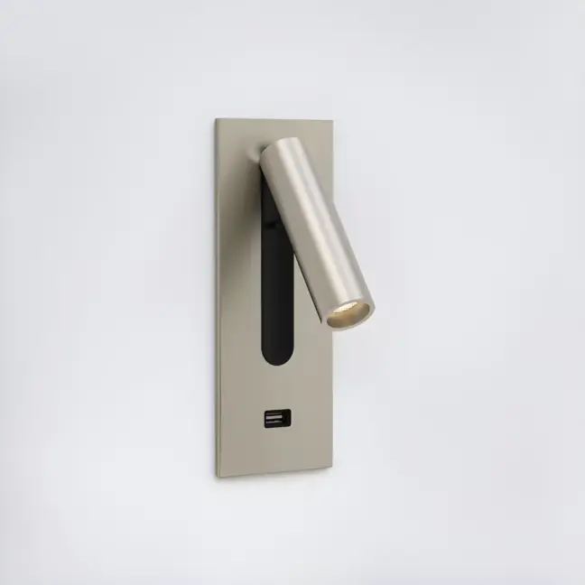 Srebrny kinkiet Fuse 3 z oświetleniem LED i portem USB