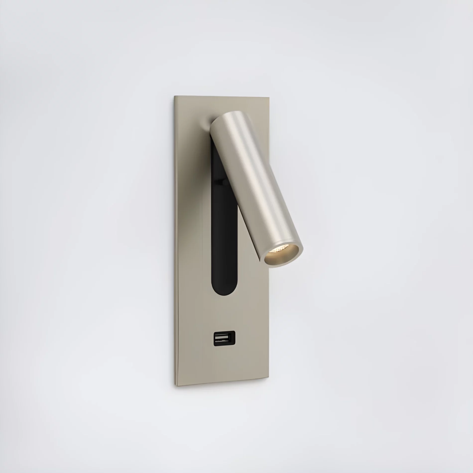 Srebrny kinkiet Fuse 3 z oświetleniem LED i portem USB