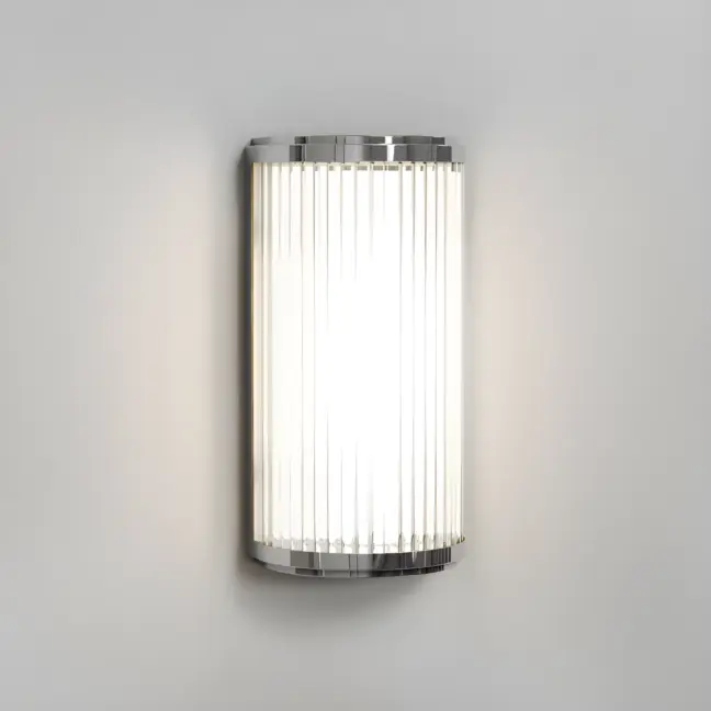 Srebrny kinkiet Versailles 250 z LED, ściemniany i o klasie szczelności IP44