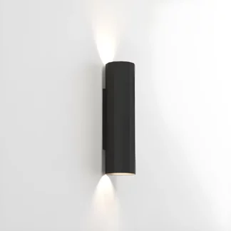 Czarny kinkiet Hashira 300 emitujący światło w górę i w dół