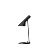 Czarna biurkowa lampa AJ Mini od Louis Poulsen z możliwością regulacji klosza