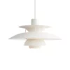 Biała, wisząca lampa PH 5 od Louis Poulsen z metalowym kloszem
