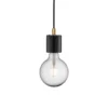 Wisząca lampa łazienkowa Siv z czarnego marmuru przy lustrze