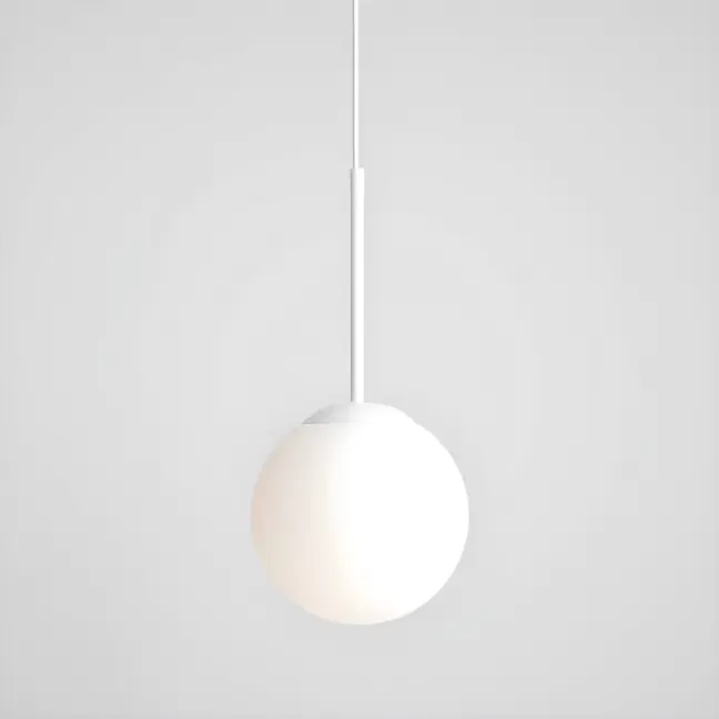 Wisząca lampa Bosso S w białym kolorze z mlecznym kloszem