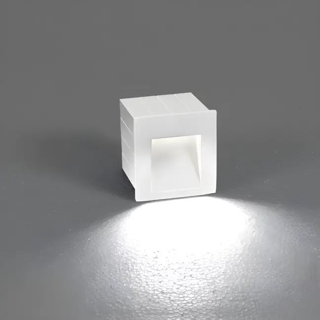 Biała ścienna lampa Step – LED, odporna na wilgoć (IP44)