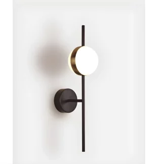 Elegancki kinkiet Cuba z mlecznym kloszem i złotymi detalami