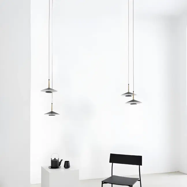 Wisząca lampa Orion z czterema kloszami i wydłużonym zawieszeniem