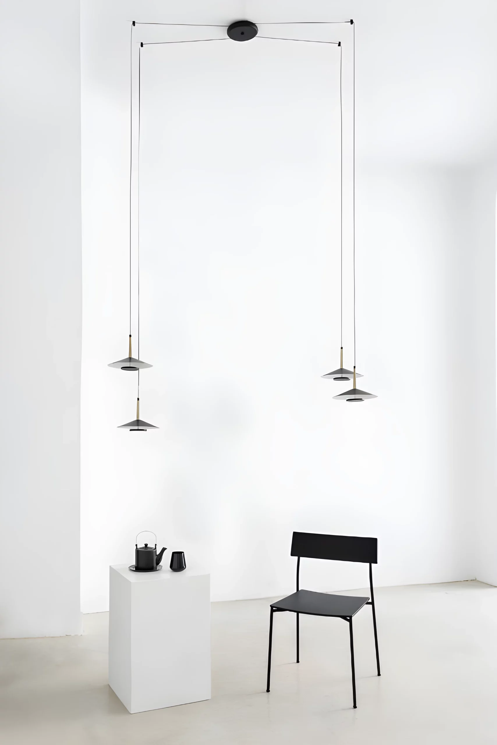 Wisząca lampa Orion z czterema kloszami i wydłużonym zawieszeniem