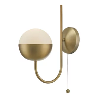 Elegancki kinkiet Andre z mleczną kulą i mosiężnym wykończeniem