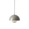 Wisząca lampa Flowerpot VP1 w odcieniu beżowej szarości o średnicy 23 cm