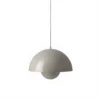 Stylowa wisząca lampa Flowerpot VP7 w odcieniu beżowej szarości o średnicy 37 cm