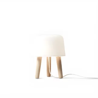 Niewielka lampa stołowa Milk NA1 z drewnianą podstawą w formie trójnoga
