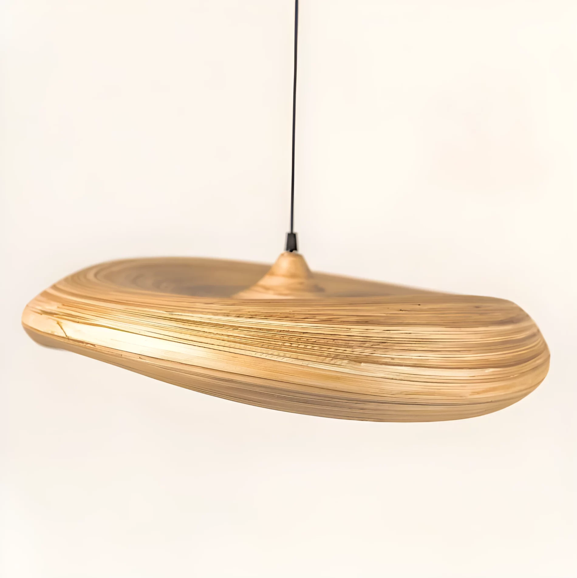 Wisząca lampa Stella M z bambusowym, płaskim kloszem w stylu boho