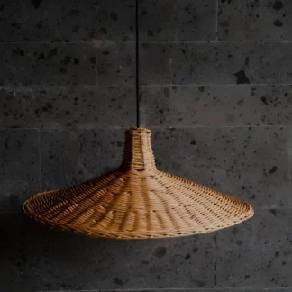 Wisząca lampa Sutter z ręcznie plecionym kloszem z wikliny