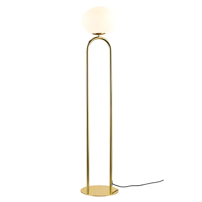 Złota podłogowa lampa Shapes od DFTP z mlecznym kloszem
