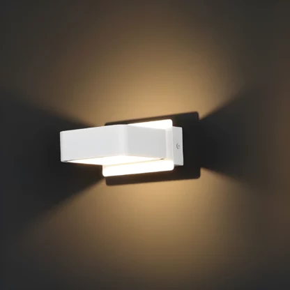 Biały kinkiet Tokyo to nowoczesne oświetlenie LED, które łączy elegancję z funkcjonalnością