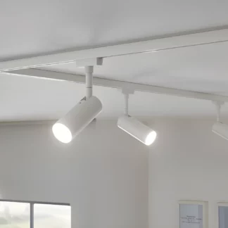 Biały reflektor Tubo do salonu z aneksem kuchennym