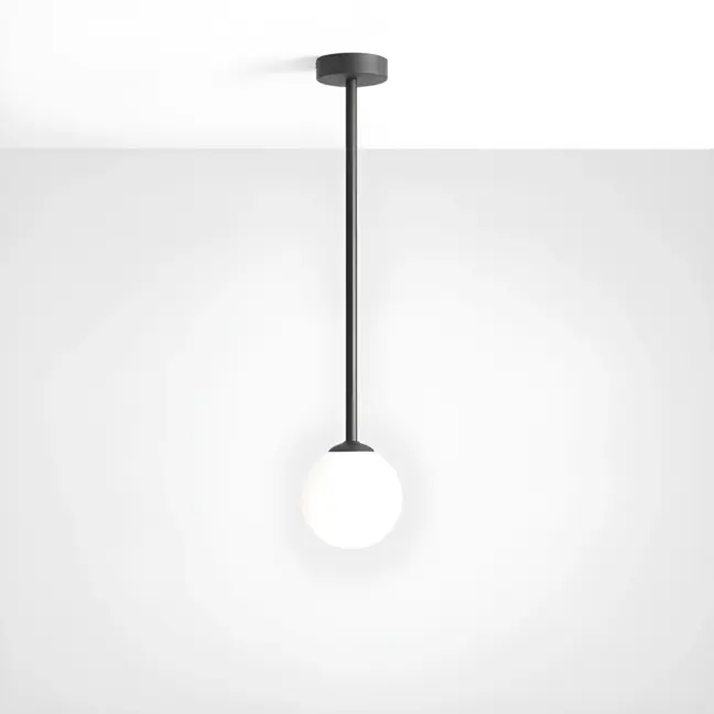 Czarna lampa sufitowa Pinne M ze szklaną kulą