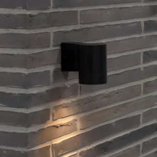 Czarny kinkiet Tin Maxi jako oświetlenie schodów