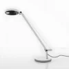 Elegancka biała lampa biurkowa Demetra Micro Tavolo z wbudowanym oświetleniem LED i funkcją ściemniania