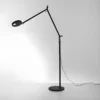 Regulowana lampa podłogowa LED Demetra w kolorze czarnym