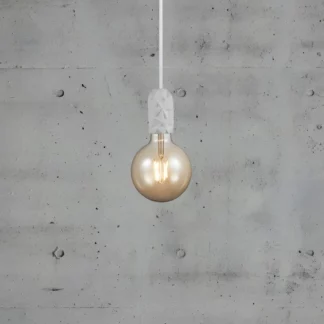 Białe porcelanowe zawieszenie Hang o dekoracyjnym charakterze