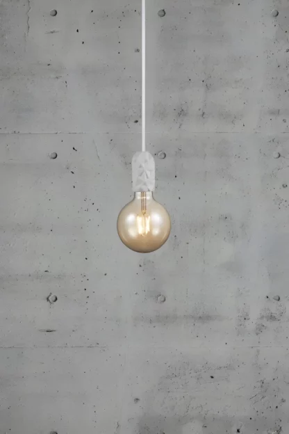 Białe porcelanowe zawieszenie Hang o dekoracyjnym charakterze