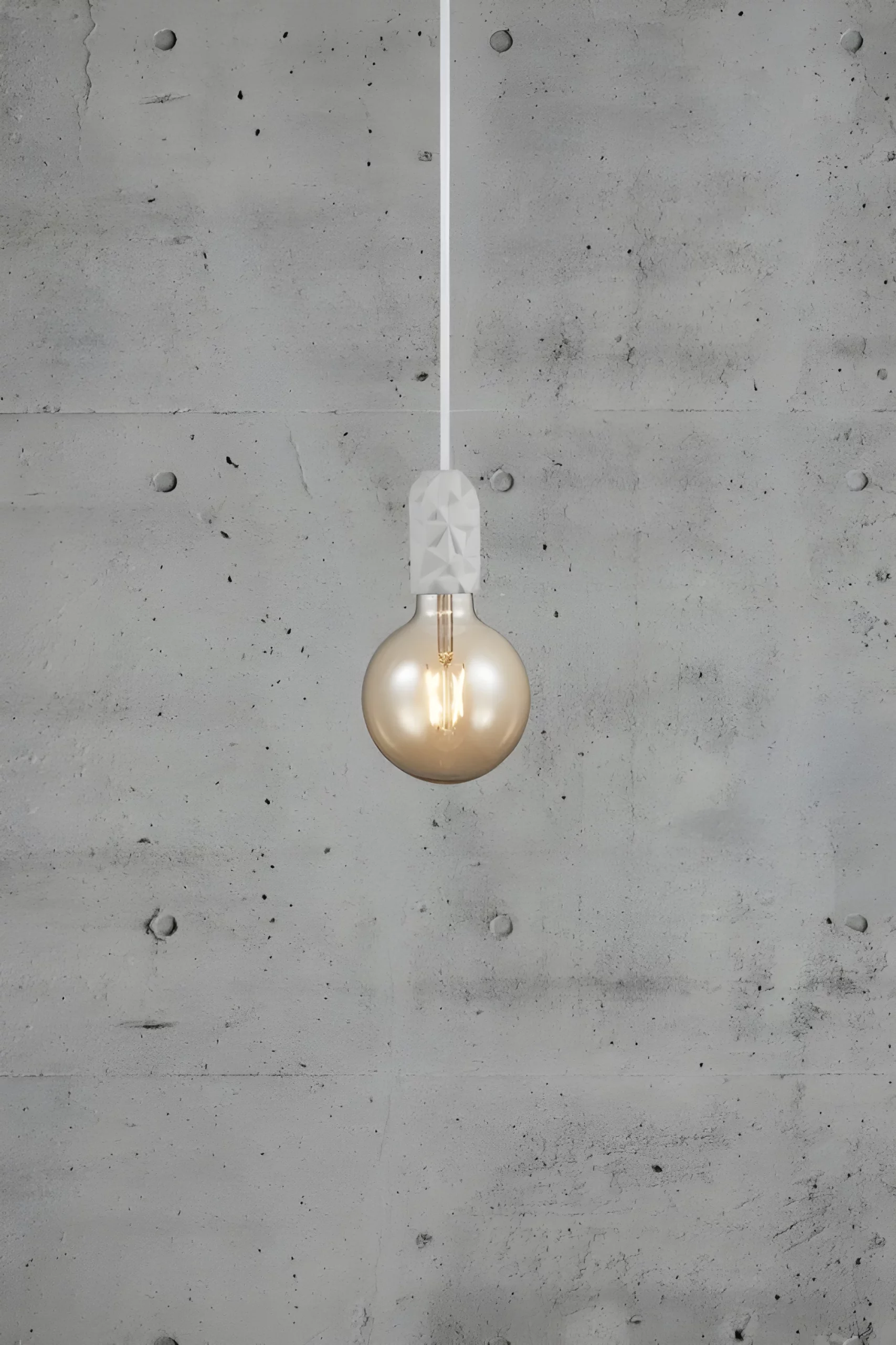 Białe porcelanowe zawieszenie Hang o dekoracyjnym charakterze